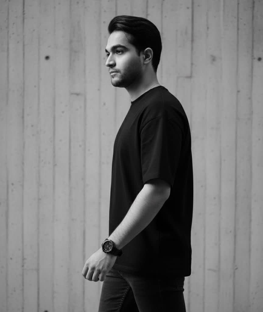 پرترهی سینمایی سیاهوسفید مرد در نیمرخ