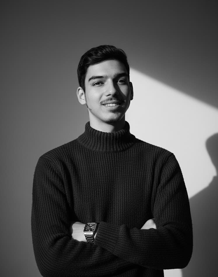 پرتره سیاهوسفید مرد با پلیور مشکی بافتنی