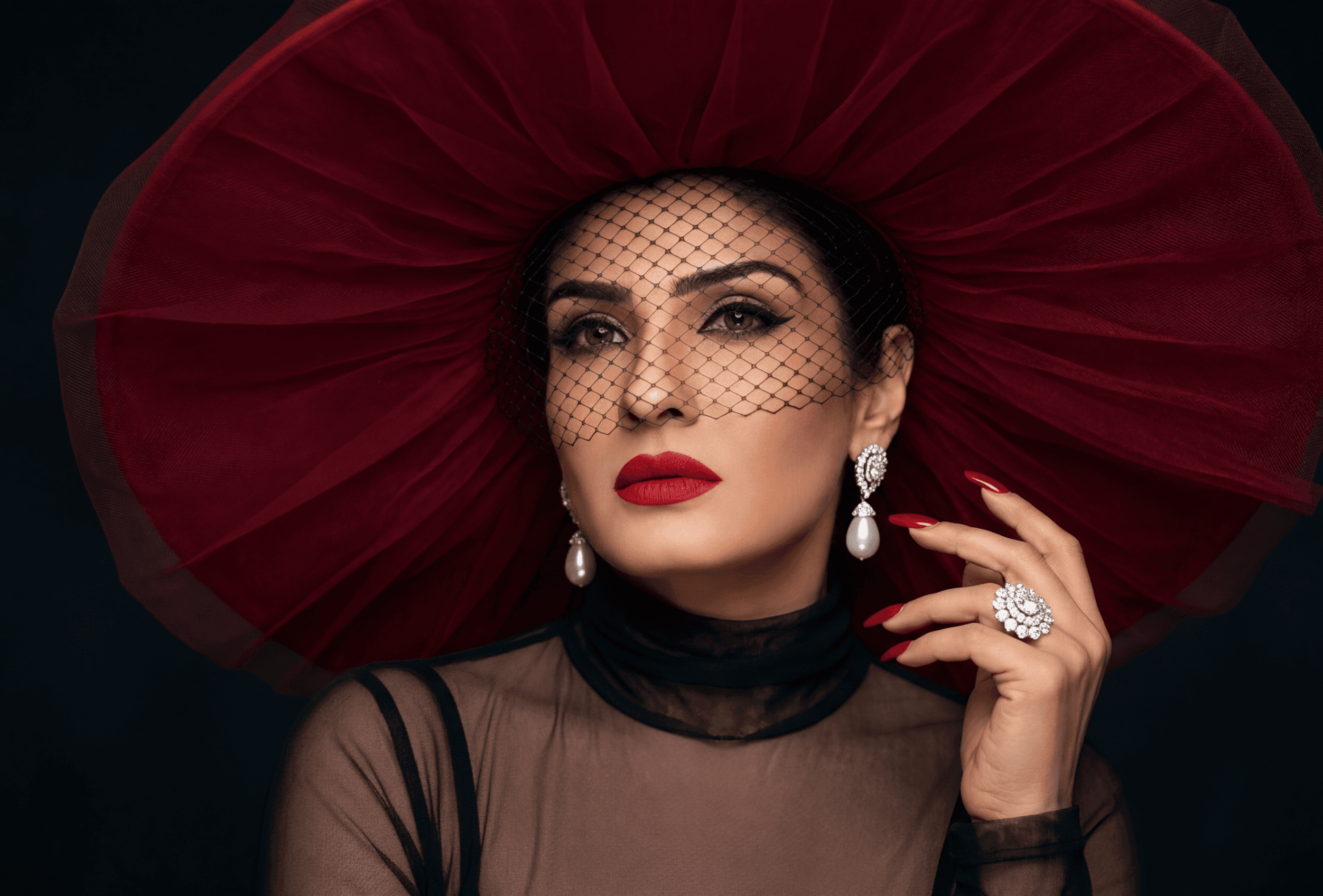 زن با کلاه قرمز و تور مشکی هالیوودی