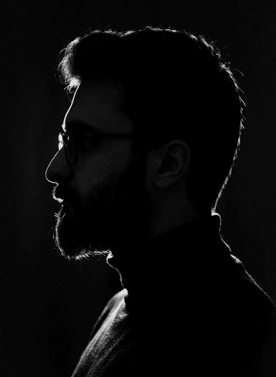 پرترهی نیمرخ سیاهوسفید در تاریکی